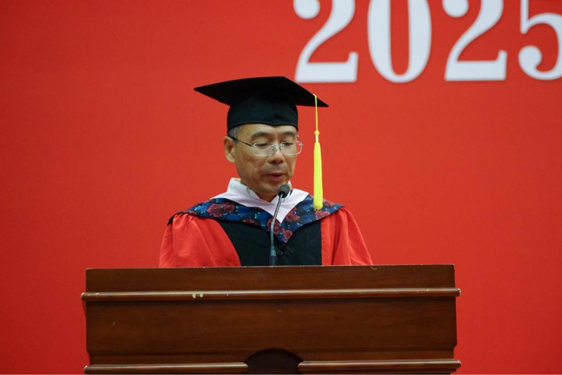 吳韜教授宣讀學(xué)位授予決定